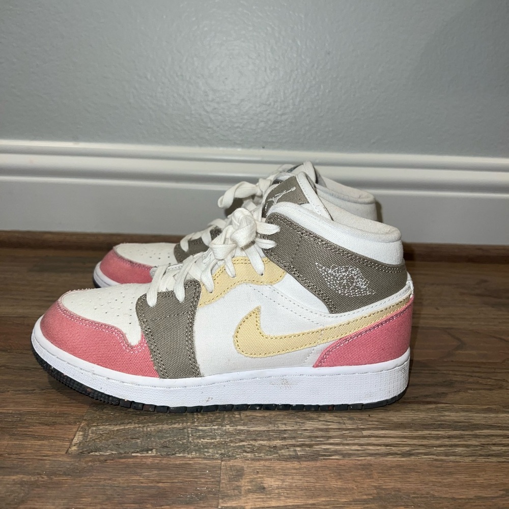 2022 Air Jordan 1 Mid SE GS’ Pastel Grind - Picture 3 of 6